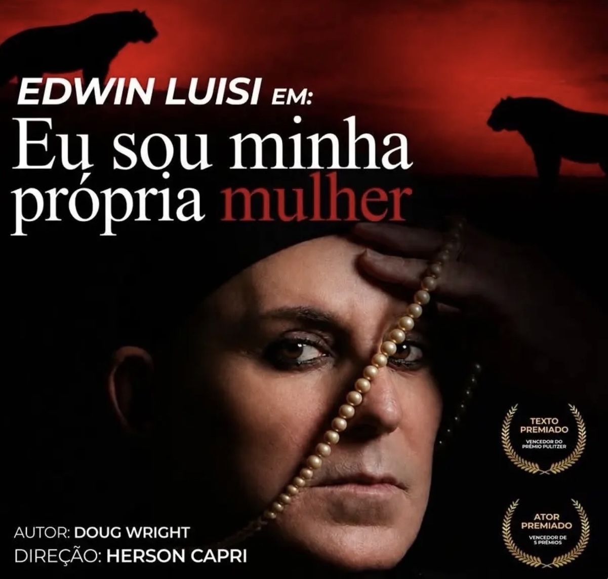 Imagem de divulgação de Eu Sou Minha Própria Mulher, com o rosto de Edwin Luisi, um colar de pérolas em diagonal e o título e os créditos da peça.